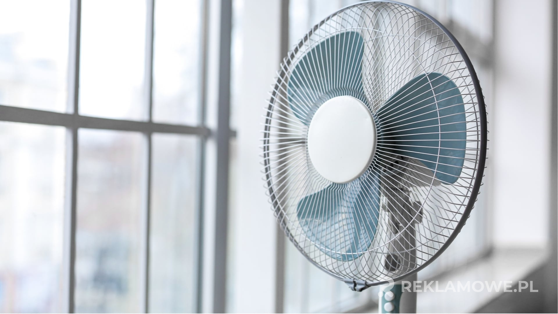 Stare wentylatory reklamowe na tle historycznego tekstu