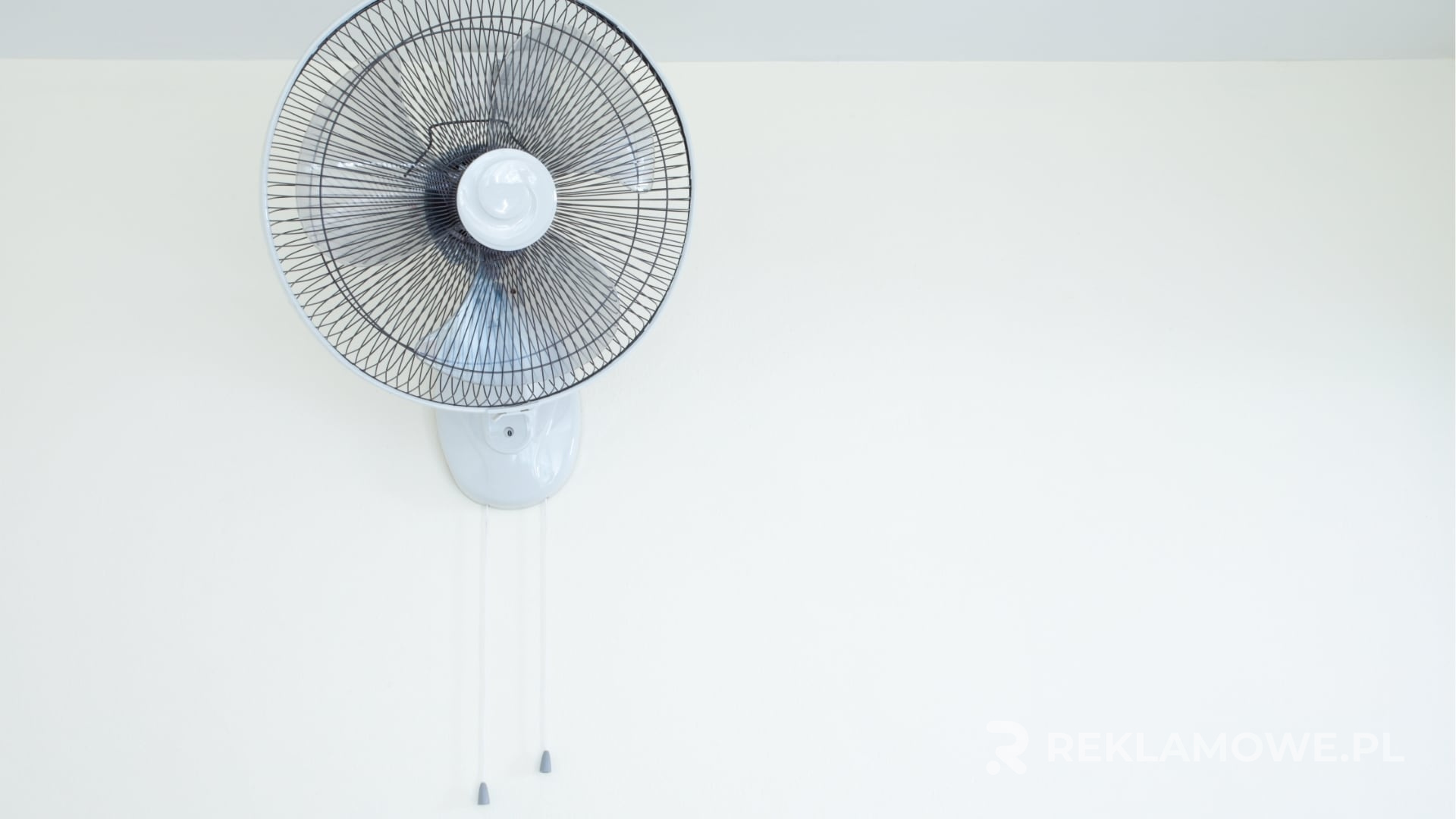 Minimalistyczny wentylator reklamowy w nowoczesnym wnętrzu