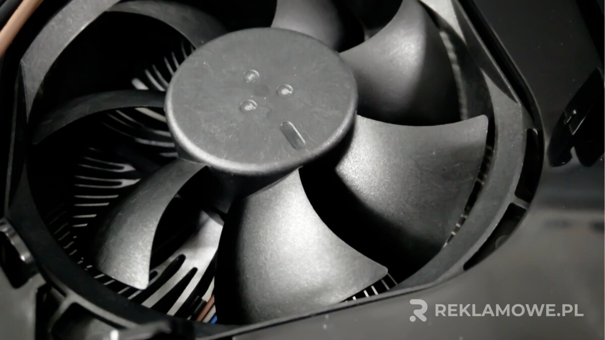 Jak prawidłowo montować wentylatory reklamowe? Instalacja wentylatora reklamowego