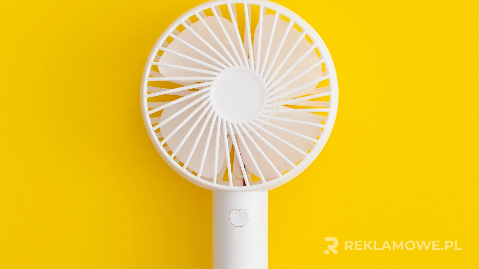 Wybrane modele wentylatorów reklamowych na tle białym